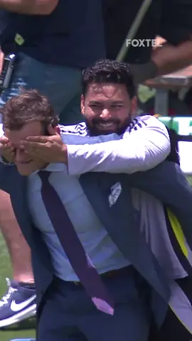 Gilly got a surprise on the field ⁉️ #Cricket #AUSvIND #RishabhPant #AdamGilchrist #BrettLee #IsaGuha #RaviShastri #Foxtel