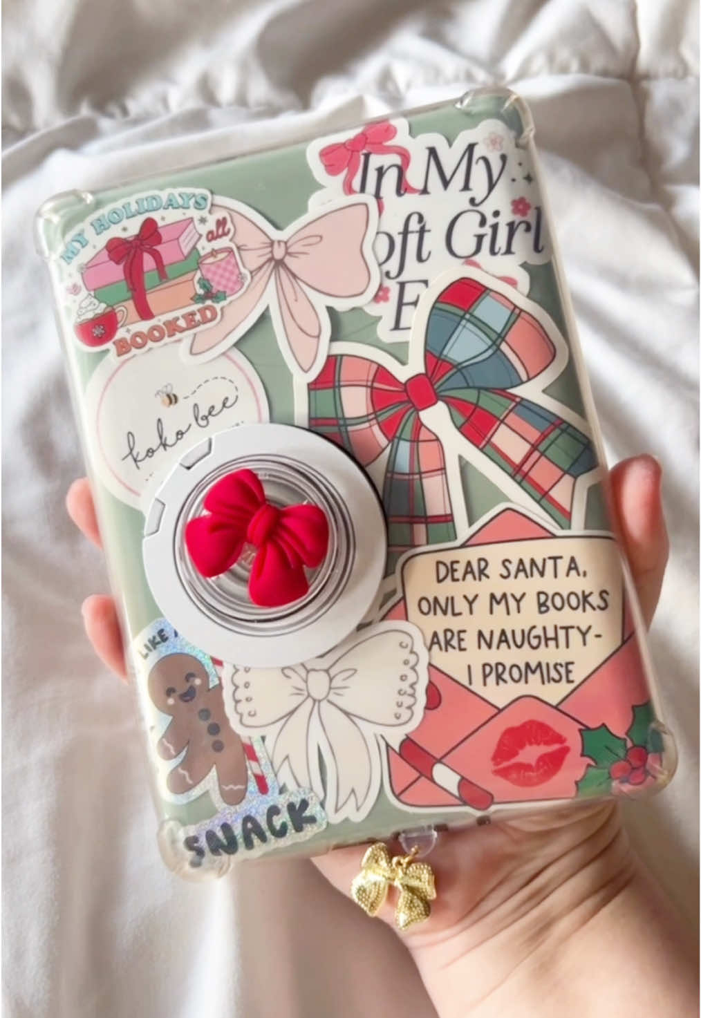 Now my kindle is ready for the holidays 🎄✨ am I silly for this making me so happy? Probably 🤣🙃 #christmas #gigiandbo #christmasready #thechristmasfix #lucyscore #holidaytiktok  #christmasbooks #booktokfyp #kindleunlimited #kindle #decoratemykindle #stickers #SmallBusiness #reading #fyp #kindlegirlie #kindlepaperwhite #kindlereader #kindlerefresh 