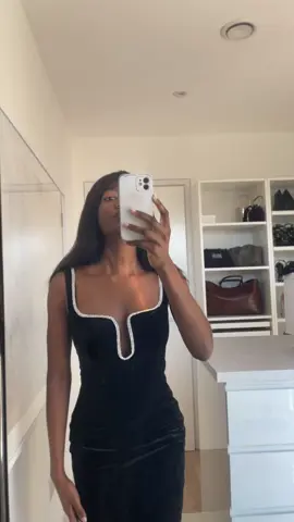 Black Belvet Maxi Dress from @Self-portrait  #sale #velvet #black #blacktie #dress #maxidress #SelfPortrait #London #fashion