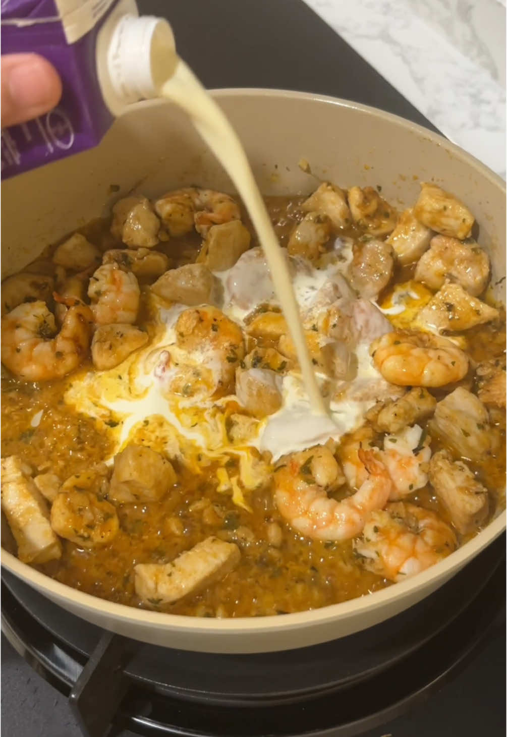 Creamy butter chicken and shrimp 👩🏻‍🍳 1 tbs butter 1 tbs garlic Chicken Shrimp 1 tsp garlic powder 1 tsp paprika 1 tsp dried parsley 1 tsp dried thyme 1 tsp salt 1 tsp blackpepper 1/2 lemon juice Cooking cream Water Boiled potato/carrot #creamybutterchicken #butterchicken #simplerecipe 