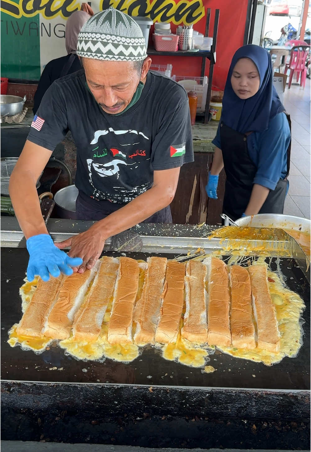 Must Try! Best Roti John in Malaysia - Malaysian Street Food Price : RM 13 / USD 2.9 Location : 199, Jalan Datuk Keramat, Kampung Datuk Keramat, 54000 Kuala Lumpur, Wilayah Persekutuan Kuala Lumpur - Roti John Titiwangsa ▶https://maps.app.goo.gl/siJjKRy9kvZe7sFr7