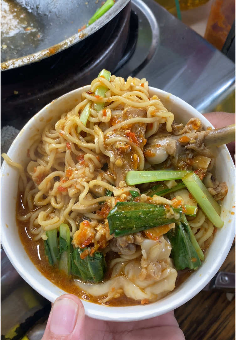 Mie nyemek😍🥰 #kulinerkarawang #pangsitgoreng #pangsitkuah #mienyemek #cilgogalau #jajanankarawang #cilokgoang #fypシ 