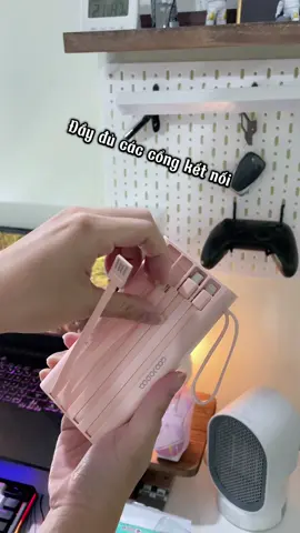 Nếu những loại sạc dự phòng bình thường bạn phải mang theo rất nhiều loại dây kết nối, thì chiếc sạc dự phòng này đã có đầy đủ dây kết nối cho bạn, rất tiện và gọn, ngoài ra với dung lượng pin khủng và hỗ trợ sạc nhanh, rất đáng để trải nghiệm nhé #ngheodecor #docongnghe #goojodoq #sacduphong 
