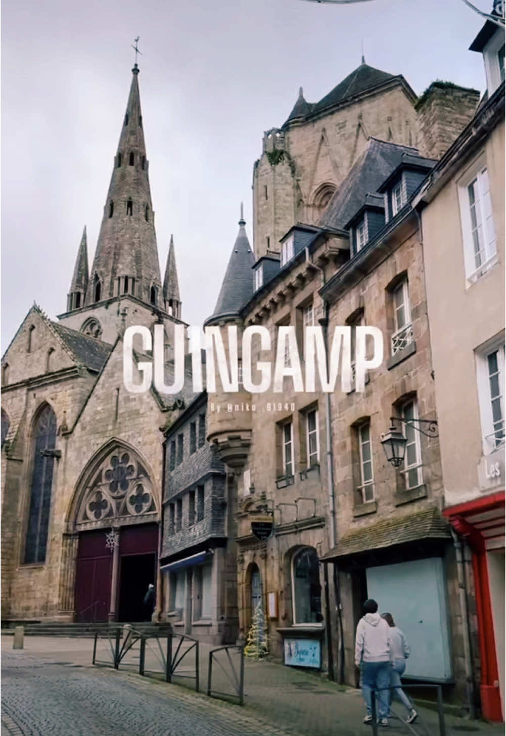 Guingamp, l’authenticité bretonne au cœur des Côtes-d’Armor Découvrez Guingamp, une ville à taille humaine où charme et patrimoine se mêlent. Flânez dans ses rues pavées, admirez la basilique Notre-Dame de Bon-Secours et ses maisons à colombages. Aux portes de la nature, profitez de paysages verdoyants et de sentiers propices à la détente. Avec ses marchés, son dynamisme culturel et sa douceur de vivre, Guingamp est l’endroit idéal pour goûter à l’authenticité bretonne. Guingamp, un lieu où il fait bon vivre ! #creatorsearchinsights #bretagne #cotedarmor #guingamp #prt #pourtoi #prtoi #villeavisiterenfrance 