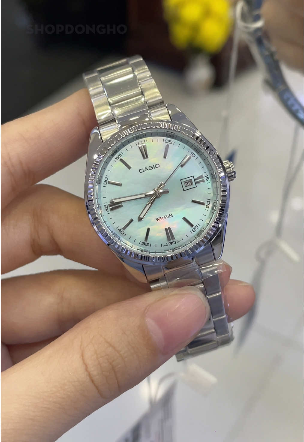 LTP-1302DS-2AVDF Mặt số khảm xà cừ mang đến vẻ ngoài sang trọng, đơn giản. Màn hình hiển thị ngày dễ đọc ở vị trí 3 giờ giúp tăng thêm cảm ứng tiện dụng. Tính năng chống nước ở độ sâu 50 mét giúp bạn sử dụng hàng ngày mà không phải lo lắng ngay cả trong những ngày mưa. #casio #casiowatch #casiovietnam #shopdongho #donghochinhhang #donghonu #donghothoitrang #newarrivals #viralvideo 