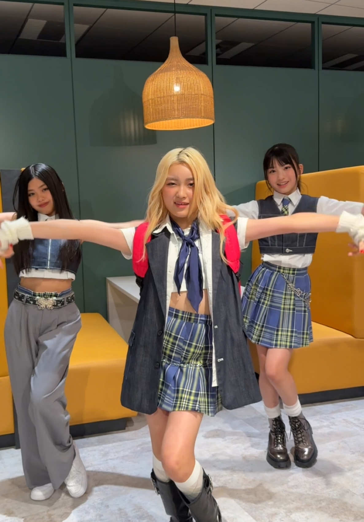 夏休みにも踊った曲ですが、憧れのXGさんを仮面を外して初めて踊りました‼️ いつか同じステージでパフォーマンスしてみたいです😳✨ 今日も沢山の応援コメントお待ちしてます！📝 ❤️🦊#RiANA 💚🦊#ANJi 🩵🦊#MiSORA #PG_春休みにライブを目指す小中学生集団#ダンス#バズりたい#おすすめ #fyp #アーティストデビュー#PG#PG_RiANA#PG_ANJi#PG_MiSORA#XG #SOMETHINGAINTRIGHT #XG_SOMETHINGAINTRIGHT #XGALX