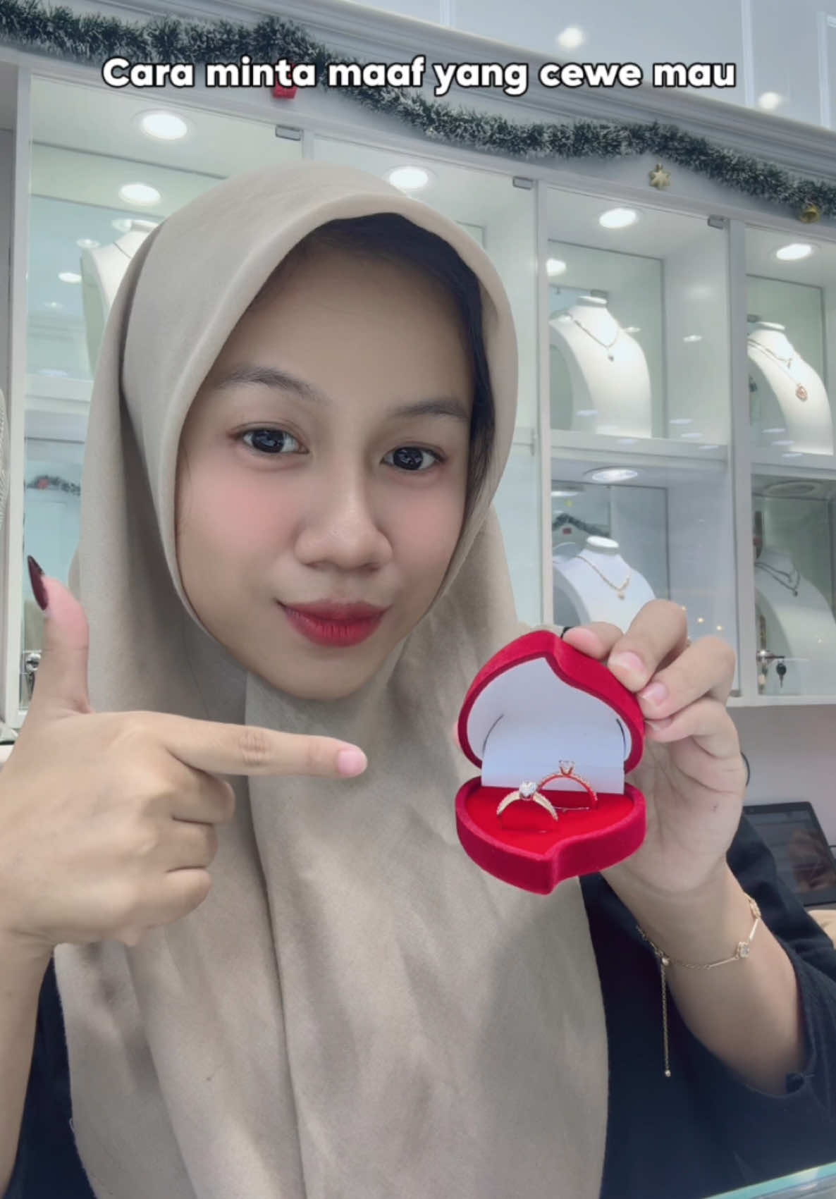 cara minta maaf yang cewe kamu mau 🤭❤️ #cincin #cincincouple #tunangan #cincinemas #couple #couplegoals #viral 