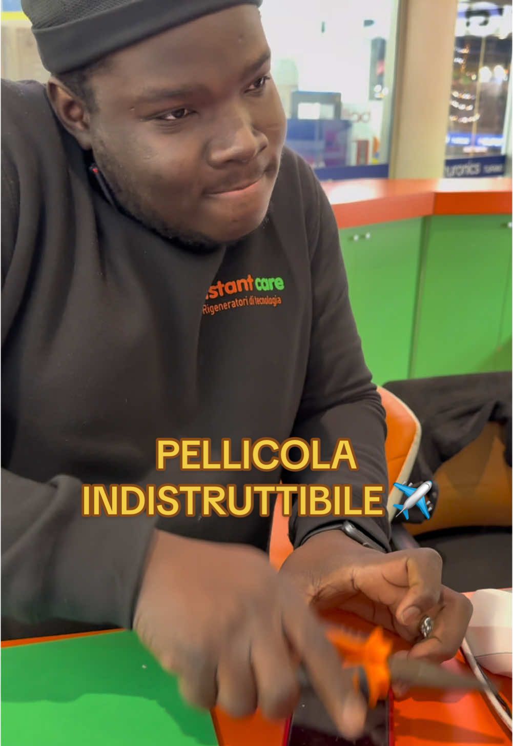 Pellicola a prova d’aereo? ✈️ #instantcare #pellicola #smartphone 