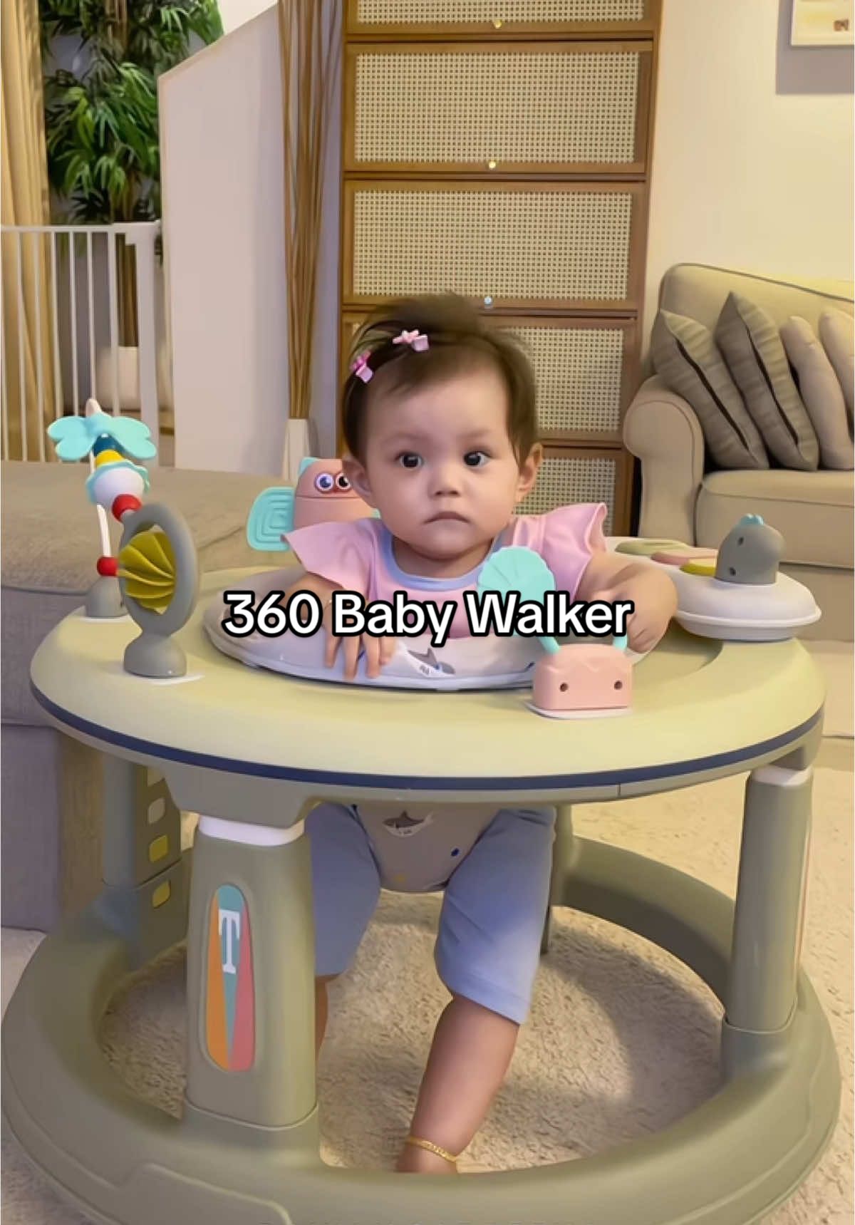 Biasa kita tengok walker yang square je kan and boleh pandang depan je kan, okay yang ni circle and boleh pusing 360! Boleh jadikan as baby activity centre! Nak bergerak pun boleh, nak lock tak nak bagi gerak pun boleh! This type multifunction, boleh buat banyak modes. As bounce, as toddler mode, as walker, and nak dijadikan meja pun boleh. Berbaloi beli! 👍🏻  #babywalker #babyactivitycentre #360babywalker 