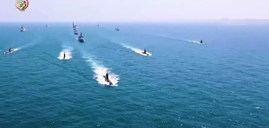 البحرية المصرية في مشهد مهيب ومخيف تستعرض قدراتها في مياه البحر الابيض المتوسط قبالة سواحل الإسكندرية ، استعراض لا يمكن ان تشاهده الا من خلال الدول العظمي فقط 💥💪 ولما لا ومصر القوة البحرية السادسة عالميا 🇪🇬🔥 فى العرض: -  حاملة المروحيات من نوعية Mistral LHD - غواصات متعددة من نوع 209/1400 مود الالمانية وغواصات من طراز روميو كلاس المطورة  - عدد 3 × فرقاطات FREMM  - عدد 2 × فرقاطة MEKO A200 - فرقاطة من فئة OHP - كورفيتات من طراز Gowind - لانشات دورية وصواريخ - سفن صائدة الألغام - مقطورات أنقاذ وتم هذا الاستعراض المهيب أثناء استقبال الوحش الالماني الثاني الفرقاطة الشبحية Meko-A200EG ذات الامكانيات الرهيبة والمتطورة