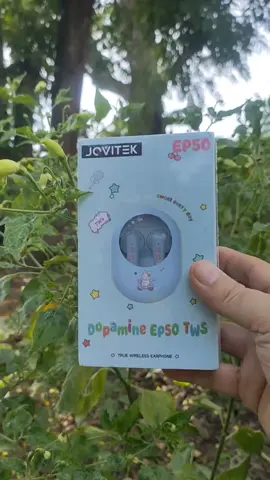 JOVITEK EP50 Space capsule TWS headset bluetooth 5.3 LED display touch control headset wireless bluetooth bass stereo HiFi HD Earphone bluetooth lucu Spesifikasi Produk: Model: JQVITEK Dopamin EP50 Nama: Headset TWS kapsul luar angkasa Bentuk headphone: di telinga Keahlian: Lukisan Chip: Jerry 6983D Versi Bluetooth: 5.3 Speaker headphone: speaker membran komposit F13 Mikrofon: kondensor Kapasitas baterai headphone: 30mAh Waktu bicara: sekitar 5 jam Kapasitas kompartemen pengisian daya: 200 mAh dengan papan pelindung Jumlah waktu pengisian daya headphone: sekitar 3 kali Waktu pengisian daya: sekitar 1 jam Waktu pengisian headphone: sekitar 1 jam Operasi: sentuh Warna: hitam, merah muda, biru, ungu Gaya in-ear yang ditingkatkan, lebih kedap suara dan nyaman Desain inovatif, efek suara surround tiga dimensi Tahan air dan tahan debu tingkat seumur hidup, lebih aman Kontrol sentuh sensitif, menolak penundaan dan kelambatan Latensi rendah 45ms, sinkronisasi audio dan video tanpa perbedaan waktu Pengurangan kebisingan panggilan AI, komunikasi yang jelas dan lancar Kenakan headphone dan koneksi akan otomatis berkedip, jadi Anda tidak perlu menunggu lebih lama lagi. Teknologi modul Bluetooth 5.3 baru semakin mengurangi konsumsi daya, menghadirkan pengalaman koneksi yang lebih stabil dan lancar, memudahkan mendengarkan dan bermain tanpa takut lag, dan koneksi berkelanjutan hingga 10m. Setiap telinga seringan 3g, yang 10% lebih ringan dari headset Bluetooth biasa yang ada di pasaran. Ucapkan selamat tinggal pada pengalaman pemakaian yang tidak nyaman, dan tingkatkan ringan dan nyamannya ke tingkat yang baru , memberikan pengalaman pemakaian baru pada telinga. Speaker membran komposit F13 dapat menghasilkan efek bass yang lebih baik, performa suara yang lebih mengejutkan, musikalitas yang lebih baik, koneksi tiga band yang mulus, medan suara yang lebih longgar dan alami, serta pengalaman mendengarkan yang lebih baik Ukuran produk: 67*52*31mm Ukuran kotak warna: 137*82*37mm Berlaku untuk produk berikut. ✅ Kompatibel dengan Android/iPhone ✅ Kompatibel dengan komputer/laptop ✅ Bekerja dengan perangkat Bluetooth