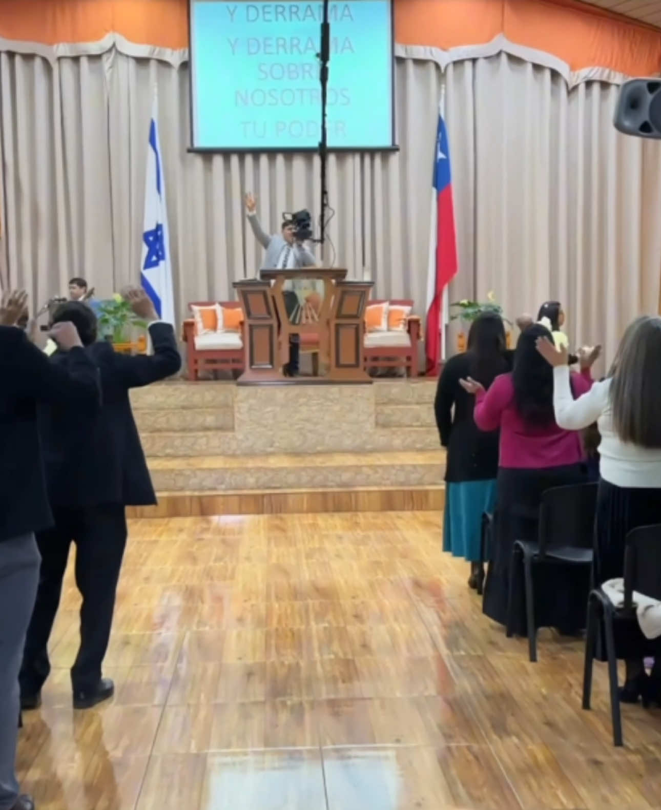 ESTA LLOVIENDO BENDICION 🙌🎵Si algo te pide tu Dios Es que quiere hacerte un bien Si das con amor al señor así no quedara Multiplicado será doble unción te dará Si tu cumples con el, el contigo cumplirá Si abres tu mano al señor también abrirá la de el Y te bendecirá CORO Bendición abundante que no terminara Miraras las estrellas las ventanas se abrirán Una unción poderosa sobre tu casa caerá I/bendición remecida él te da sin medida Y que nunca cesara// Yo no puedo cerrar mi mano es de Dios Si pienso en condición y en la forma que llegue El señor me abraso y también me vistió Como tú puedes ver está lloviendo bendición Enviada por Dios para ti y nadie la podrá detener Es tuya tómala Te alabarán los cielos y la tierra Te alabarán el sol y la luna Te alabarán todas tus criaturas Te alabarán los cielos y la tierra Te alabarán el sol y la luna Te alabarán todas tus criaturas Padre abre las ventanas de los cielos Padre abre las ventanas de los cielos Y derrama, y derrama, sobre nosotros tu poder Y derrama, y derrama, sobre nosotros tu poder Te alabarán los cielos y la tierra Te alabarán el sol y la luna Te alabarán todas tus criaturas Te alabarán los cielos y la tierra Te alabarán el sol y la luna Te alabarán todas tus criaturas Padre abre las ventanas de los cielos Padre abre las ventanas de los cielos Y derrama, y derrama, sobre nosotros tu Poder Y derrama, y derrama, sobre nosotros tu Poder🎵🙌 #Dios  #estalloviendobendicion #Chile  #Rancagua 