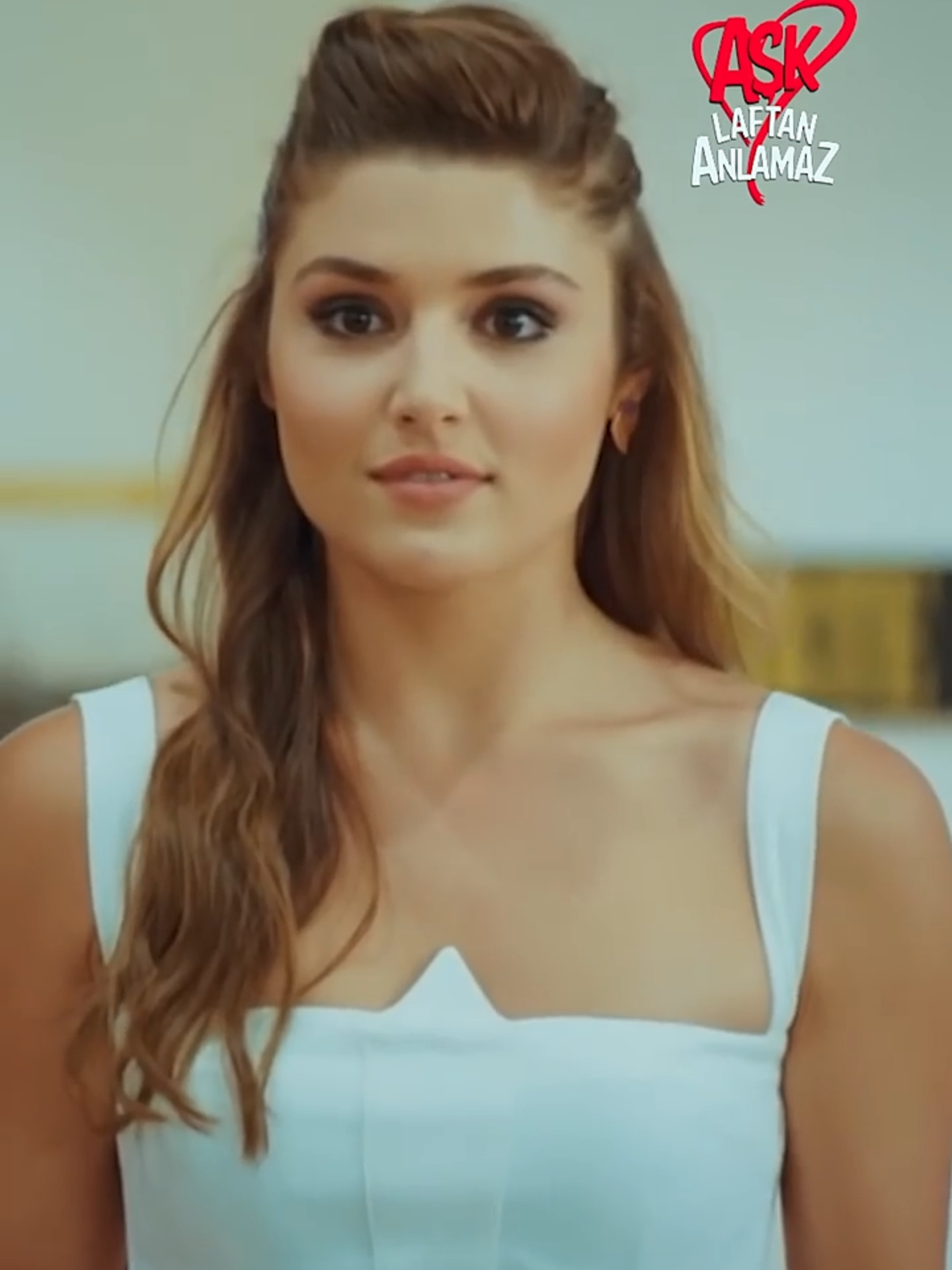 Güzelliğiyle yine herkesi etkiledi! #AşkLaftanAnlamaz #HandeErçel #HayMur #ShowTV #NeIzlesem