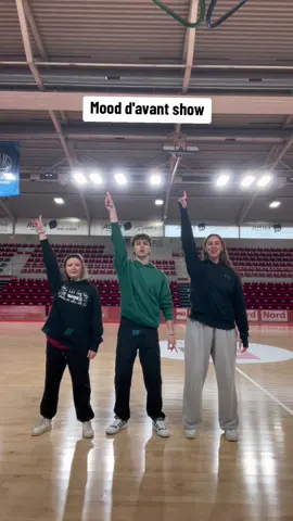 Évacuer le stress avant le show 🏀 (technique approuvée)  @Virgile.cps @alorslacoloc  @ESBVA-LM  #team #show #basketball #dance #vibes #mood #fyp #y2k #dancetok #onewish 
