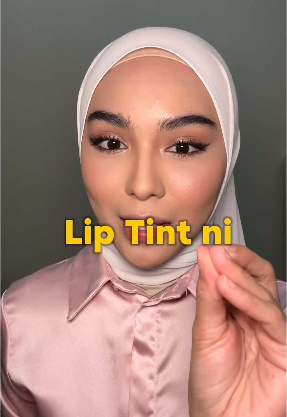 Last the whole day, no transfer and no touch ups. Comment 🩷 to reveal the lip tint! 