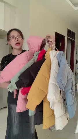 Lạnh thế này cứ mua em áo trần bông dáng lại là chuẩn bài rồi ạ. Giá 19.9 thui nha các mẹ ơi #hanglee #hangleereview #hangleeshopqc #hangledoxinhmee #aokhoacphao #aokhoac #khoacphaotreem #viral #thinhhanh #hottrend #xuhuong 