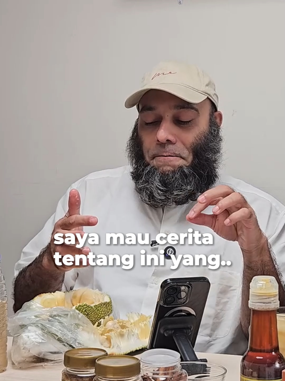 Ini buah yang bikin saya cukup bimbang kemarin 😁 Jadi ceritanya waktu live kemarin, saya bawa salah 1 buah kesukaan saya buat dibahas ceritanya begituu 😅 Saya pede aja kalo si buah itu udah mateng, tapi waktu diiris dan dibuka dikit, kebimbangan itu pun muncul hehe Kok sepertinya belum mateng.. Yasudah disimpan saja jadinya..😄 Tapi Allah itu emang Maha Baik yaa, entah kenapa tangan saya tergerak untuk ambil si buah ini tadi.. Singkat cerita saya buka lah si buah cempedak ini.. Ehh ternyataa sudah mateng😅😅😅 yaa belum mateng-mateng banget sih tapi udah manis lah, dan cukup membuat saya bahagiaaa 😁 nahh ini dia yang mindblowing.. Pas makan si cempedak ini memori saya itu kaya nge-recall lagi, keinget kenapa saya suka banget sama cempedak.. dan sebenarnya itu bisa jadi pembahasan kenapa sekarang ini banyak anak-anak yang hobi banget makan makanan olahan dan sejenisnya itu lah.. Coba pada pengen dilanjut nggak ? kalo rame lanjut part 2 😅