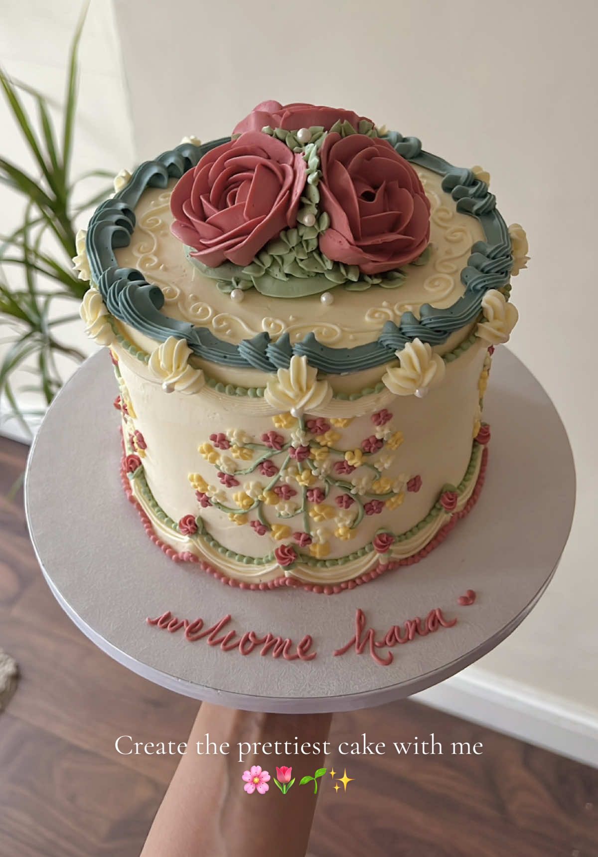 Create the PRETTIEST cake with me🥺🫶🏽🌸🌷🌱✨ #buttercreamflowers #vintagecake #vintagecakes #decoratewithme #smbc #fyp #baker 