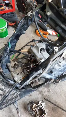 bongkar mesin vario. terima servis, bongkar mesin, pergantian sparepart dll. jl. garuda raya perum sidomulyo, arengka soekarno hatta, pekanbaru #razimotor #pekanbaru