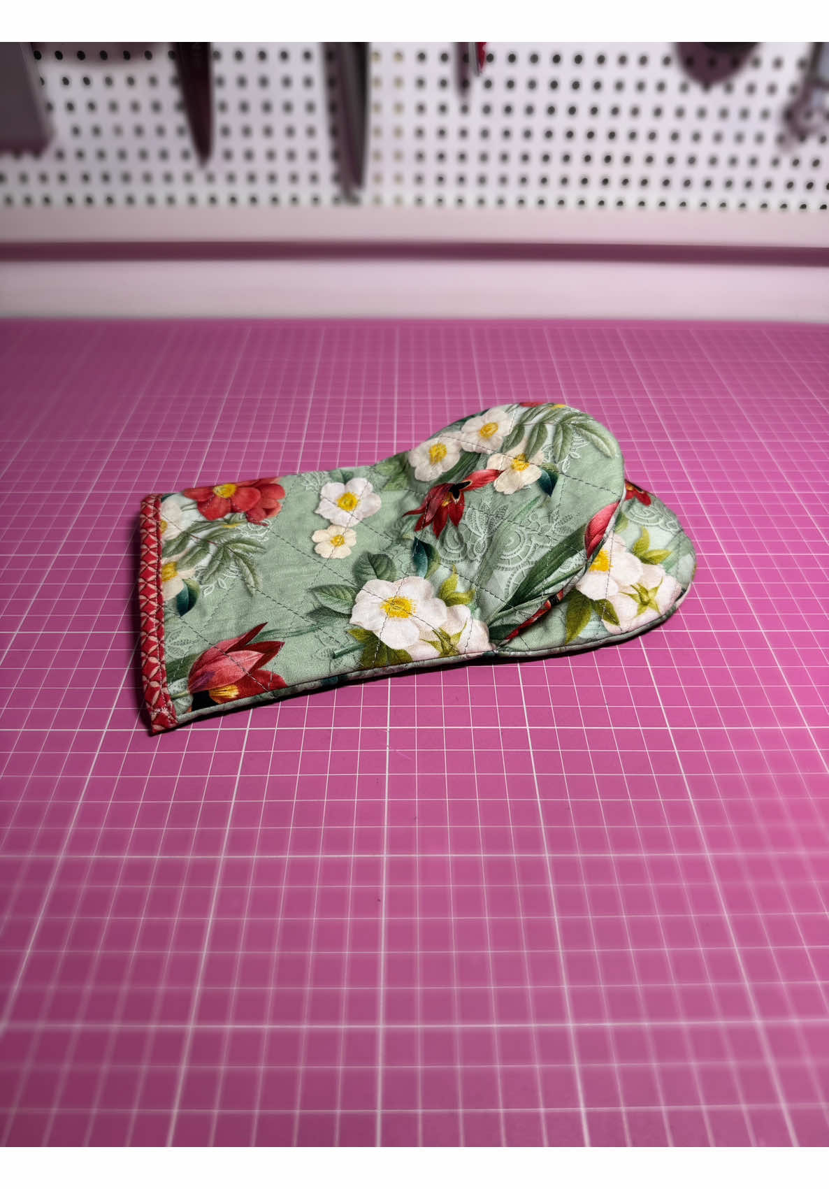 Gostou? Eu acho esse modelo bem mais prático, fica melhor para pegar coisas quentes e é fácil de fazer! O molde gratuito ve já sabe onde está, né? Lá no meu canal de transmissão. #costuracriativa #costura #DIY #passoapassocriativo #adorocosturar #costurafacil #costuraterapia 