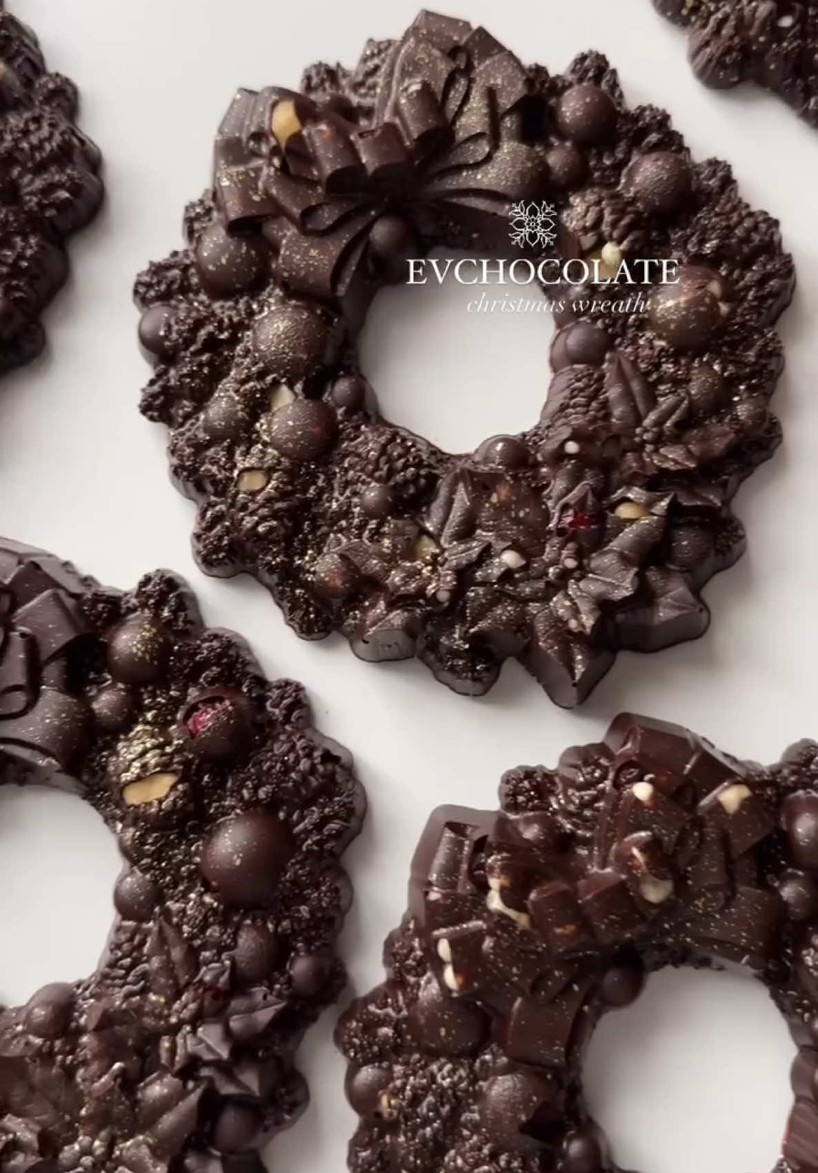 Різдвяні віночки✨ замовлення в інстаграм. Посилання в шапці профіля #цукеркиукраїна #цукеркиручноїроботи #шоколаднінабори #chocolatebar #chocolatebars #chocolate #шоколадніцукерки #chocolateworld #новорічніподарунки #корпоративні 