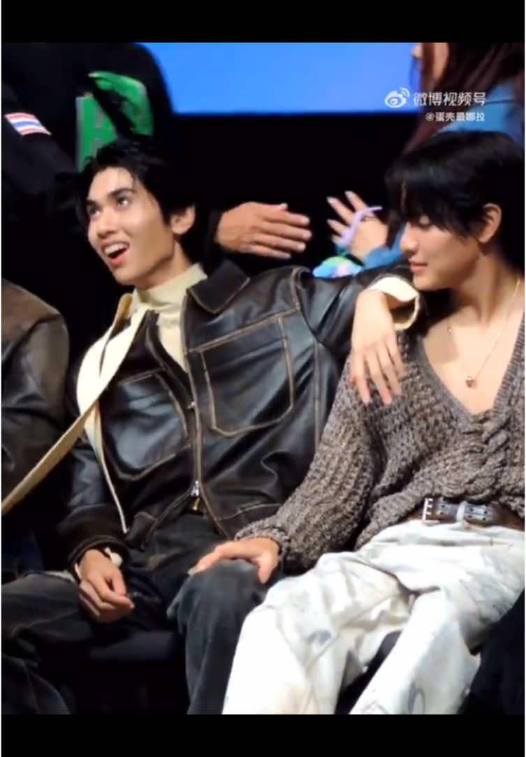 joong tuh siklusnya cemburu - ngambek - balas dendam - bucin lagi - posesif, syal dunk dimainin sm papi earth aja km mayah mayah joong😶 #joongdunk #joongdunkisreal #joong #dunk #thaienthu 