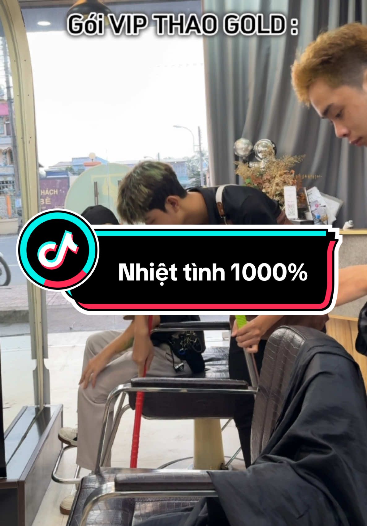 Khách chỉ việc ngồi yên làm tóc…#thaogold #theanh28 