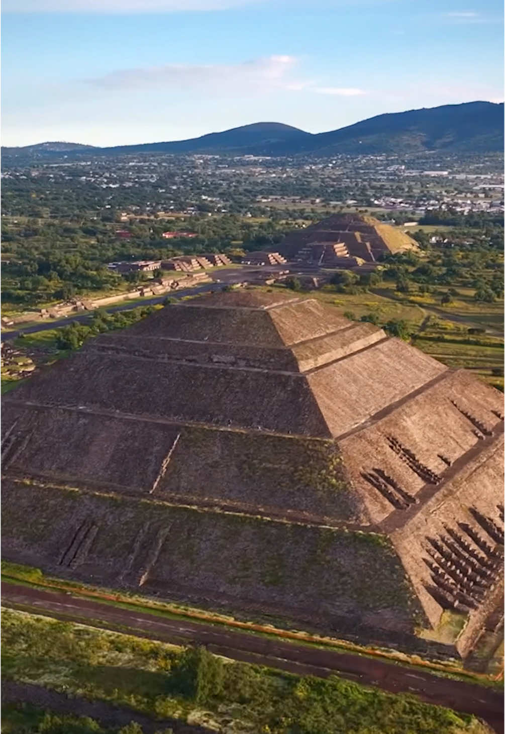 Teotihuacán, an ancient Mesoamerican city located in the Valley of Mexico, which is located in the 40 kilometers (25 mi) northeast of Mexico City. Teotihuacan is known today as the site of many of the most architecturally significant Mesoamerican pyramids built in the pre-Columbian Americas, namely the Pyramid of the Sun and the Pyramid of the Moon 🛕🇲🇽 @Janito @Locke #cdmx #teotihuacan#teotihuacán#teotihuacanpyramids#mexico#viral#méxico#fyp#travel#worldwalkerz