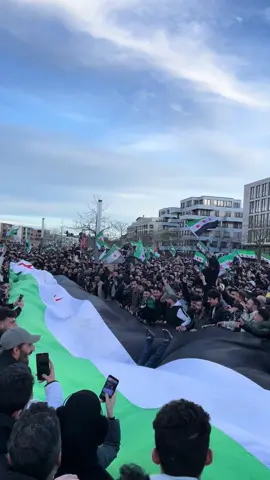 ‏‏‏ ‏مئات الآلاف من المتظاهرين في مدينة ايسن الامانية ##احرار_الثورة##سوريا_تركيا_العراق_السعودية_الكويت##ادلب_حمص_حلب_شام_درعا_حماة##الساروت_رمز_الثورة_السورية_الساروت##اوربا_المانيا_النمسا_هولند##الشعب_الصيني_ماله_حل😂😂##ايسن_المانيا_سوريا##ايسن##سوريا_حره##مساء_الخير