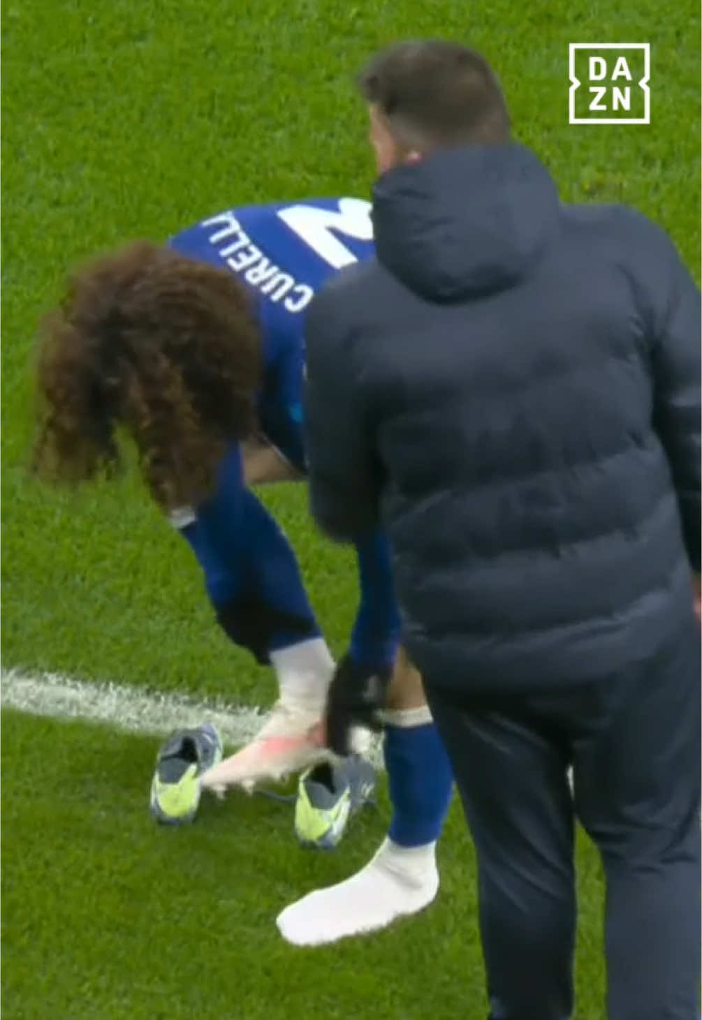 Cucurella teve de trocar as botas depois de escorregar 2 vezes e dar origem a 2 golos dos Spurs 👟   #DAZNPremier