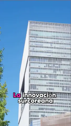 Llega desde Seúl la capital mundial de la cosmética 🇰🇷 🫰🏻 Lo mejor del Kbeauty🇰🇷 El maquillaje más popular de Corea del Sur en promo por Navidad🎄🎅😍💕 💕SET APERIRE DAY DREAM COVER CUSHION + REFILL + EXTRA REFILL… 💕 Piel luminosa, piel con mucho glow gracias a todos sus ingredientes de primera... por eso lo consideran el BOOM en maquillaje coreno 😍 Deja una piel de porcelana en un solo retoque además tiene SPF50+ PA++++ Apto para todo tipo de piel 🤩 mira su hermoso acabado y conoce su impresionante fórmula que ha convertido este maquillaje en una herramienta de cuidado de la piel 💕 💗NO COMEDOGÉNICO. 💗Excelente fijación y acabado. 💗Ingredientes antiedad y anti pigmentación. 💗Acabado semi-mate satinado. 💗Cobertura media -alta, aterciopelado. 💗Hidrata la piel al instante. Contiene Niacinamida + centella asiática + extracto de flores 💗Perfecta cobertura de poros e imperfecciones. 💗Contiene ingredientes nutritivos que cuidan la piel. 💗Se adapta al tono de la piel 💗Viene en 3 tonos neutros 0️⃣2️⃣ warm vanilla - piel clara 0️⃣3️⃣ tan beige - piel media 0️⃣4️⃣ deep tan - piel trigueña Encuéntranos en: 📍Quito- Quicentro Shopping 📍Guayaquil-San Marino Shopping 📍ONLINE 24/7 en www.lavuucosmetics.com Nuestros productos son importados de fábrica 🇰🇷; ingresan al país con notificación sanitaria obligatoria aprobado por el @arcsa_ec para importación y venta de productos cosméticos seguros. ¿Te preocupa tu piel? empieza por usar productos con certificación e importados de fábrica. Asegúrate de comprar un cosmético seguro. #aperire #ecuador #kbeauty #skincare #cosmeticacoreana  #coreaecuador #kbeautyecuador #cushion 