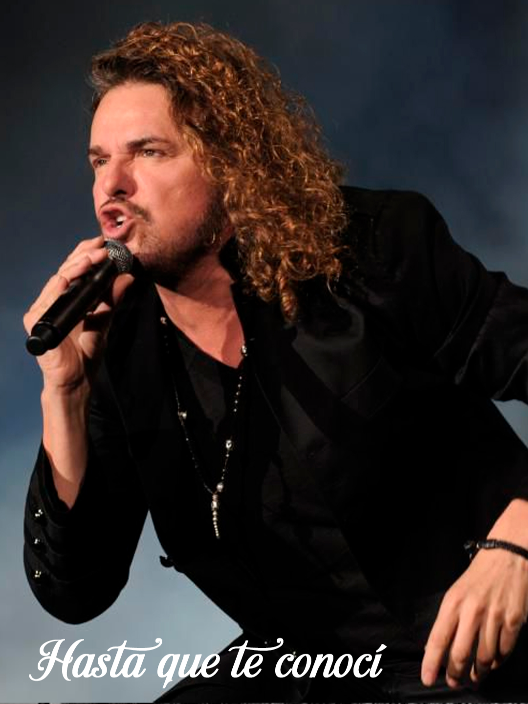 Hasta Que Te Conocí 🎵 En la versión de Maná, esta canción se transforma en un himno desgarrador de liberación, donde los ultimos 40 segundos de la canción es un reclamo a ese amor que siempre se quiso, pero nunca pudo ser. Fue escrita por el icónico Juan Gabriel y se dice que está inspirada en una relación pasada que marcó profundamente al artista. La canción refleja su transformación emocional, pasando de la inocencia y el amor idealizado al desengaño y la fuerza para seguir adelante. Con su estilo inconfundible, Juan Gabriel convirtió esta historia personal en un himno universal sobre el desamor y la superación, logrando que millones de personas se identificaran con su mensaje. Es una obra maestra que ha trascendido generaciones y géneros, como lo demuestra la poderosa interpretación de Maná. #HastaQueTeConocí #Maná #JuanGabriel #RockEnEspañol #CancionesQueTocan #NotasNoContadas