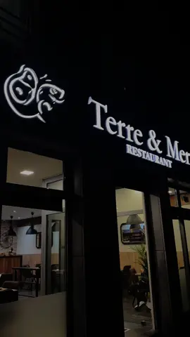 Notre nouvel établissement Terre & Mer ouvre ses portes pour vous régaler avec des saveurs uniques mêlant poisson frais et viandes savoureuses. Toutes les informations relatives au restaurant se trouve en bio ! Venez vivre une expérience culinaire inoubliable et n’hésitez pas à nous suivre 🥩🐠✨.                               #restaurant #charleroi #halalfood #viande #poisson 