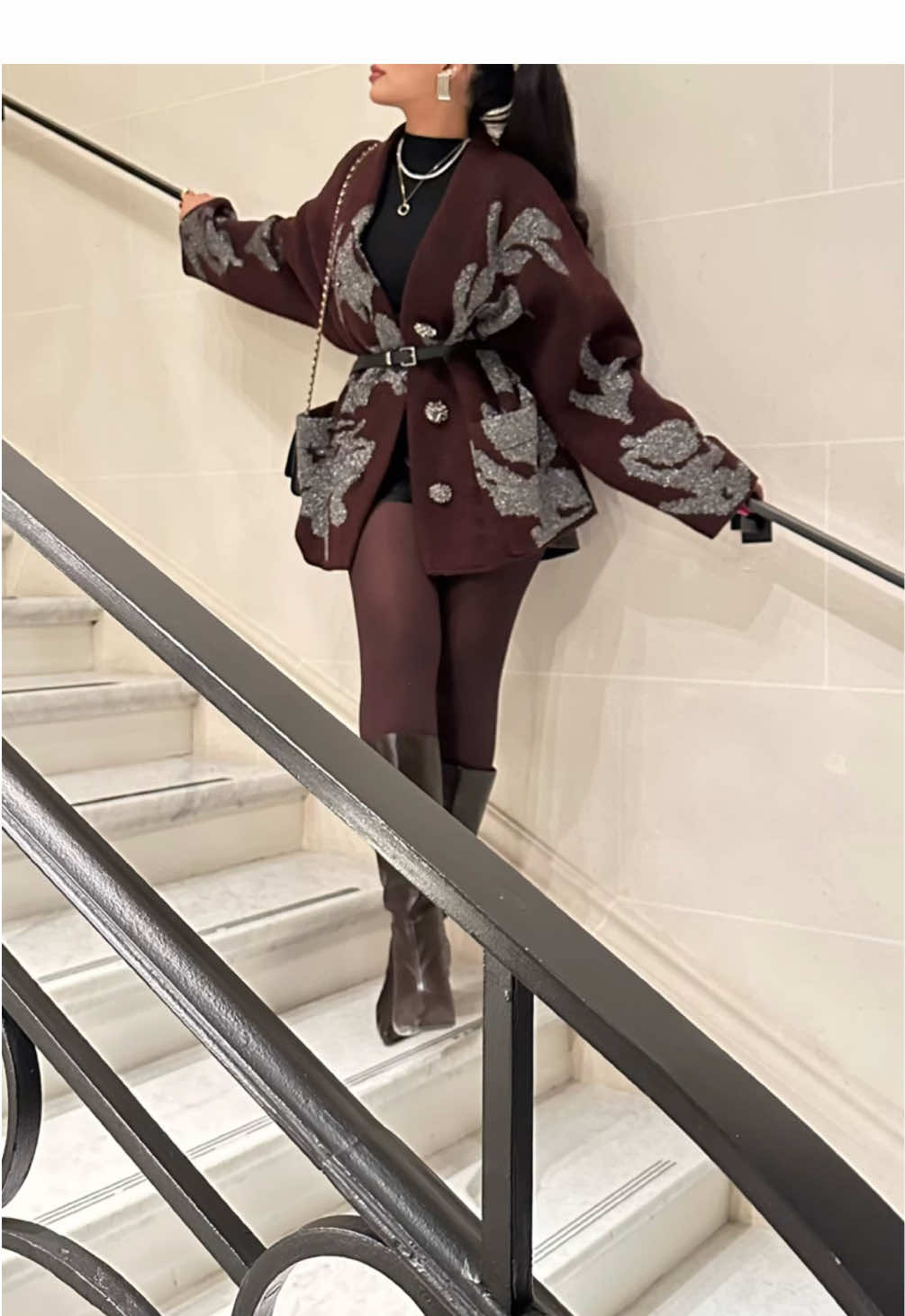 Paris nights 🫶🏻🇫🇷 .. #fashion #outfitideas #OOTD #parisoutfits #burgendyoutfit #parisfashion 