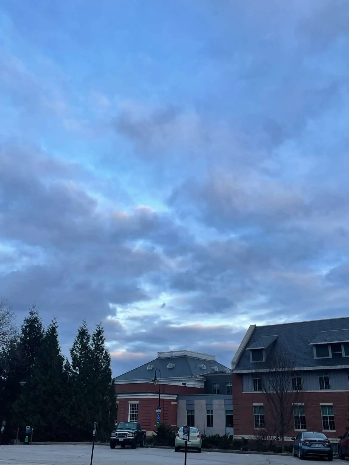 my campus is beautiful, my friends are beautfiul, life is so beautiful. so lucky to be living in such a wonderful world. #unh #uofnh 