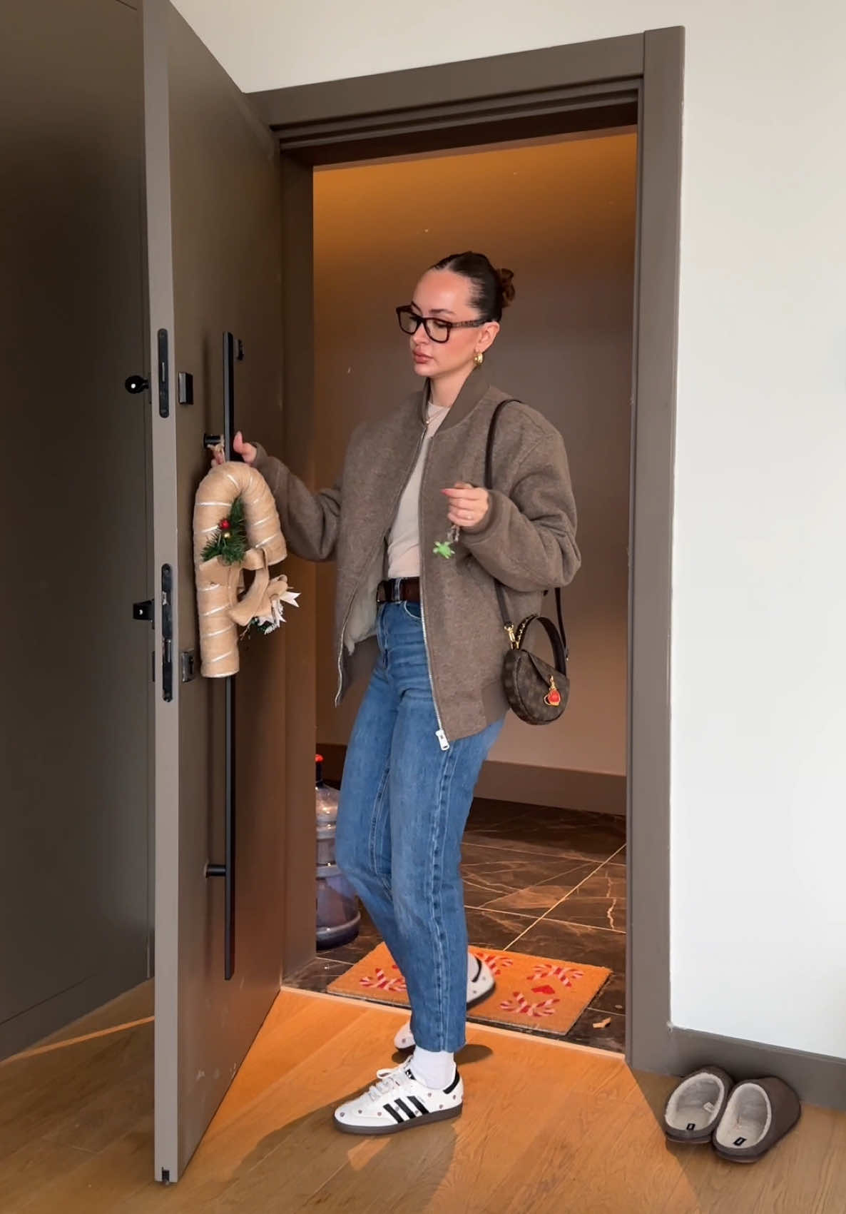 Ofiste son günlerimden önce sabah rutinlerime eşlik edin✨⛅️ Cilt bakım rutinim düzenli gidiyor, sabah kahvem eşliğinde manifest defterimi dolduruyorum ve giyeceklerimi akşamdan hazırlıyorum.🧚🏼‍♂️💫  Ayakkabılarım @sutore ‘dan! Aradığınız tüm yurtdışı modellerini sutore’dan bulabilirsiniz🥂 🌺 sambalarımla aşk yaşıyorum! 😩💌🫂 #benimlebirsabah #evvlog #Vlog