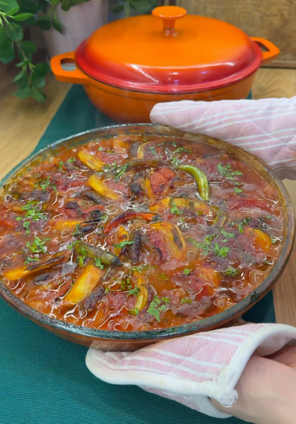 تبسي الكفته السهل السريع  ملاحظة يرهم فقط خضار بدون لحم مقادير الكفته لحم مفروم ناعم بصل ومعدنوس وبهارات لحم وملح وفلفل سرائح طماطم وبطاطا وبصل (ضيفو اي خضار  تحبوها او الغو اي خضار متحبوها) ممكن نقلي الكفته والخضار قبل منخليها بالتبسي  او نشويها بالفرن مثل ماسويت نحمرها ونخليها تاخذ لون حلو ضروري قبل مانضيف الصوص الصوص اللي يجنن طعمه👇🏻 نحضر الصوص عبارة عن ملعقة كبيرة معجون طماطم ومعجون فلفل اذا متوفر وعصير ليمونه ودبس رمان ونعناع مجفف او معدنوس مفروم ناعم وشوية كتشاب وشطة ومي حسب حجم التبسي و واكيد ملح  نرجع التبسي للفرن وممكن تغطوه بهاي المرحلة حتى تتجانس المكونات تمام وتستوي وميتوسخ الفرن  سويت ويا تمن وشعرية بتمن كلبهار نوعية ممتازة مثل ماتشوفون بالفيديو 😍 @gulbahar.rice  #اكسبلور #explorepage #رمضان #كفتة