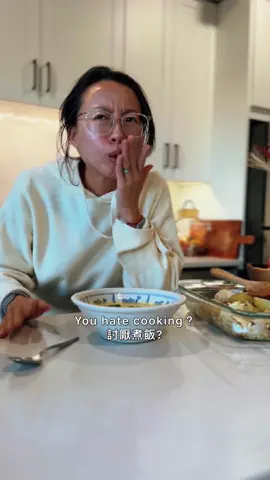 你知道嗎？美國人夏天不喝湯！（對，你沒聽錯😆） 如果你討厭煮飯，這個30秒輕鬆料理就是為你準備！手殘也能輕鬆完成～你愛喝湯嗎？留言告訴我！ 食材：English below * 馬鈴薯 * 洋蔥 * 蒜頭 * 鹽 * 黑胡椒 * 橄欖油 * 素食湯底 * 椰奶 * 香菜 做法： 1️⃣ 切好蔬菜 2️⃣ 撒上鹽、黑胡椒和橄欖油 3️⃣ 放入烤箱，200°C烘烤約25分鐘 4️⃣ 準備料理機，加入素食湯底 5️⃣倒入鍋子加熱。 6 加入少量椰奶6️。最後，我喜歡撒上一點香菜增添風味。Made easy with @nutribullet  Ingredients: * Potatoes * Onions * Garlic * Salt * Black pepper * Olive oil * Vegetable broth * Coconut milk * Cilantro Recipe: 1️⃣ Chop the veggies. 2️⃣ Sprinkle with salt, black pepper, and olive oil. 3️⃣ Bake at 200°C (400°F) for about 25 minutes. 4️⃣ Get a blender ready, add vegetable broth, and pour it into a pot to heat. 5️⃣ Add a splash of coconut milk. 6️⃣ Finally, I like to finish it off with a bit of cilantro on top.