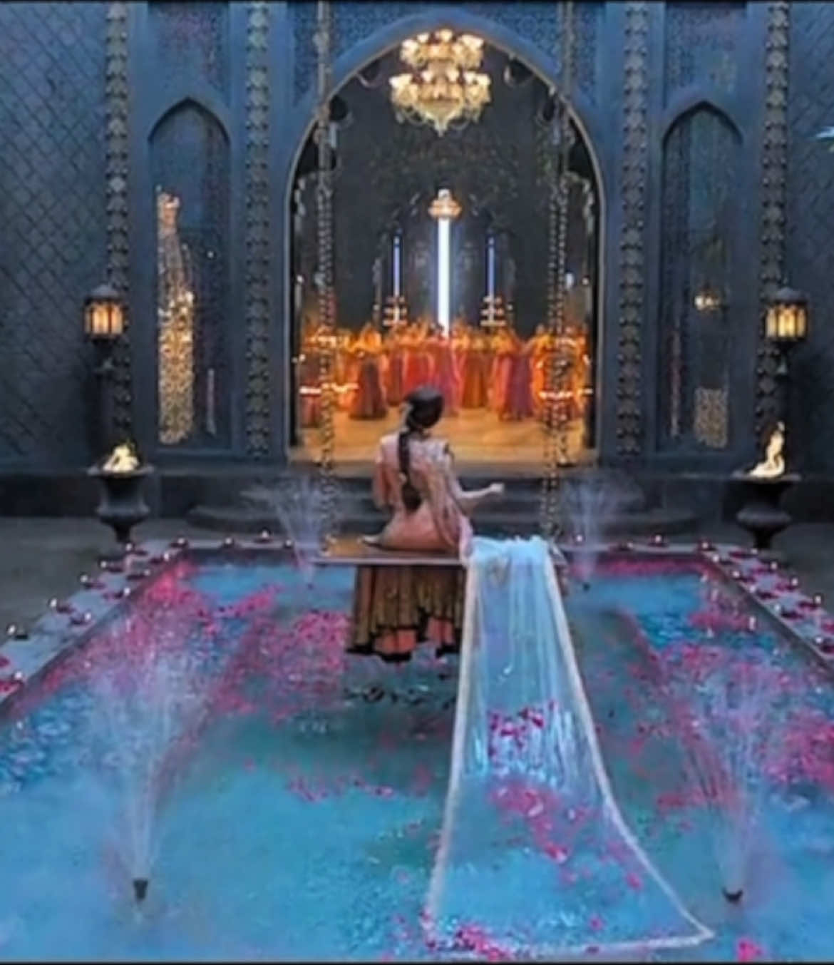 Maula mere maula🪷                                                                                                                                                                                                                                                                                                             #kalank #bollywood                                                                                                      #aesthetic #india #fyp #foryou #maulameremaula #bollywoodsong 