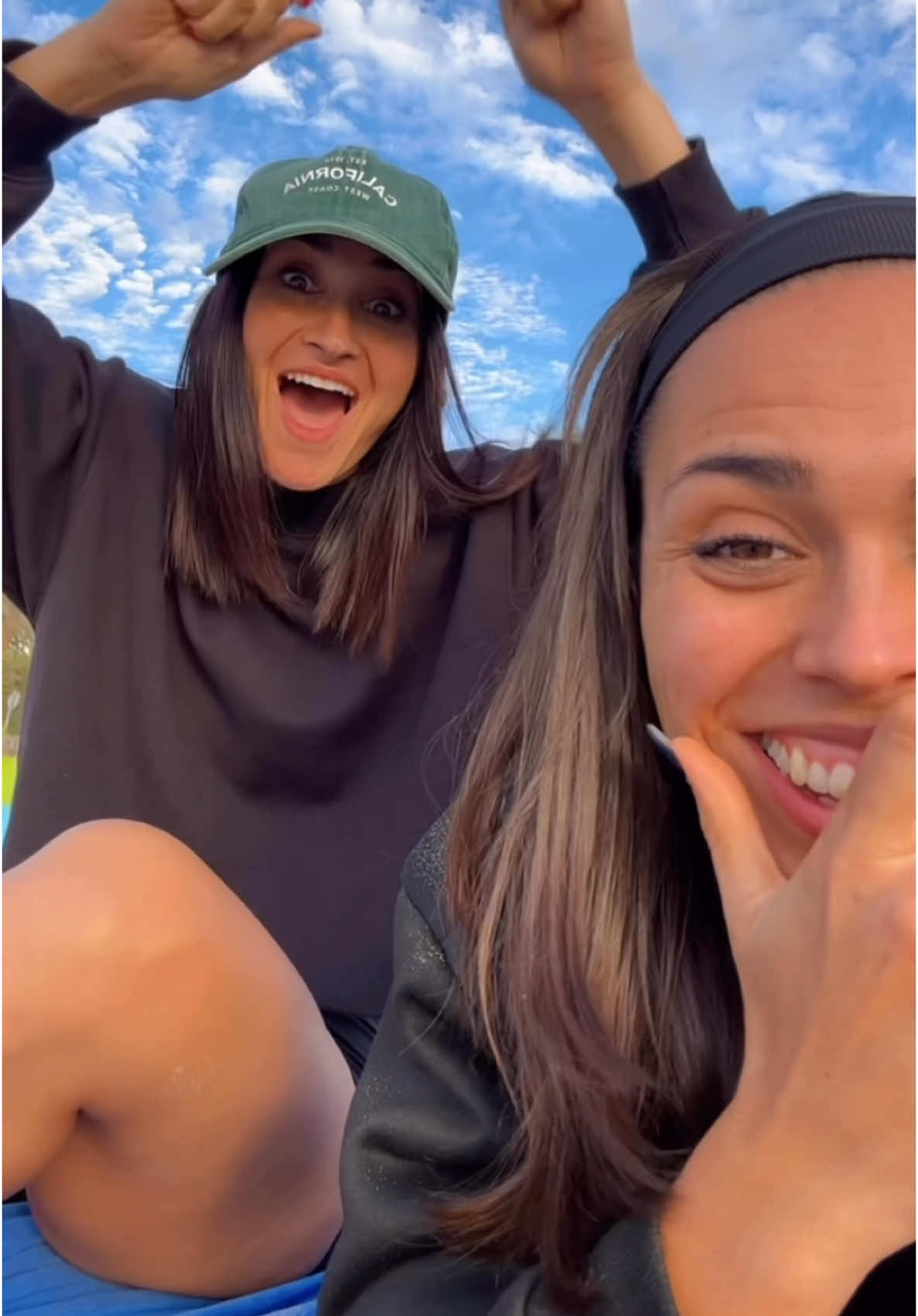 A fuego lento pero cociendo!👩‍🍳⏲️ ✨Desconectamos para reconectarnos y poder crear lo que más feliz nos hace: experiencias para tod@s! ♥️ Ojala podamos desvelar pronto el CALENDARIO 2025 de Fitness Revolution!! 🗓️🫠 Att: @lauri.dc y @adriana.arnall 