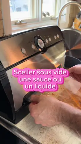 Question demandée… voici comment on scelle notre sauce à spag ou tout autre liquide… petit scoop : tu n’as pas besoin d’avoir le mode “liquide” sur ta machine, simplement garder le sac plus bas que la machine pour ne pas la verser à l’intérieur de la machine  #recette #sauce #liquide #sceller #bolognese