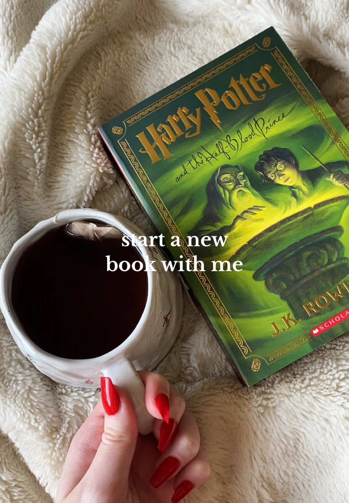 read with me! i’m reading harry potter for the first time ever! and starting a new book today eeep🎄🎅🏼🎁 #readwithme #harrypotter #harrypotterbooks #harrypotterchristmas #harrypottertiktok #readingvlog #bookish #booklover #fantasybooks #fantasybooktok #christmasbooks #christmasreads 