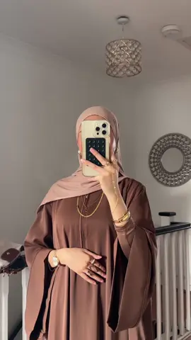 This shade of brown tho🍫🤎🐻abaya with zip from @BAYTELHAYAT |  بيت الحياة #abaya #abayagirls #modestfashion #hijabi