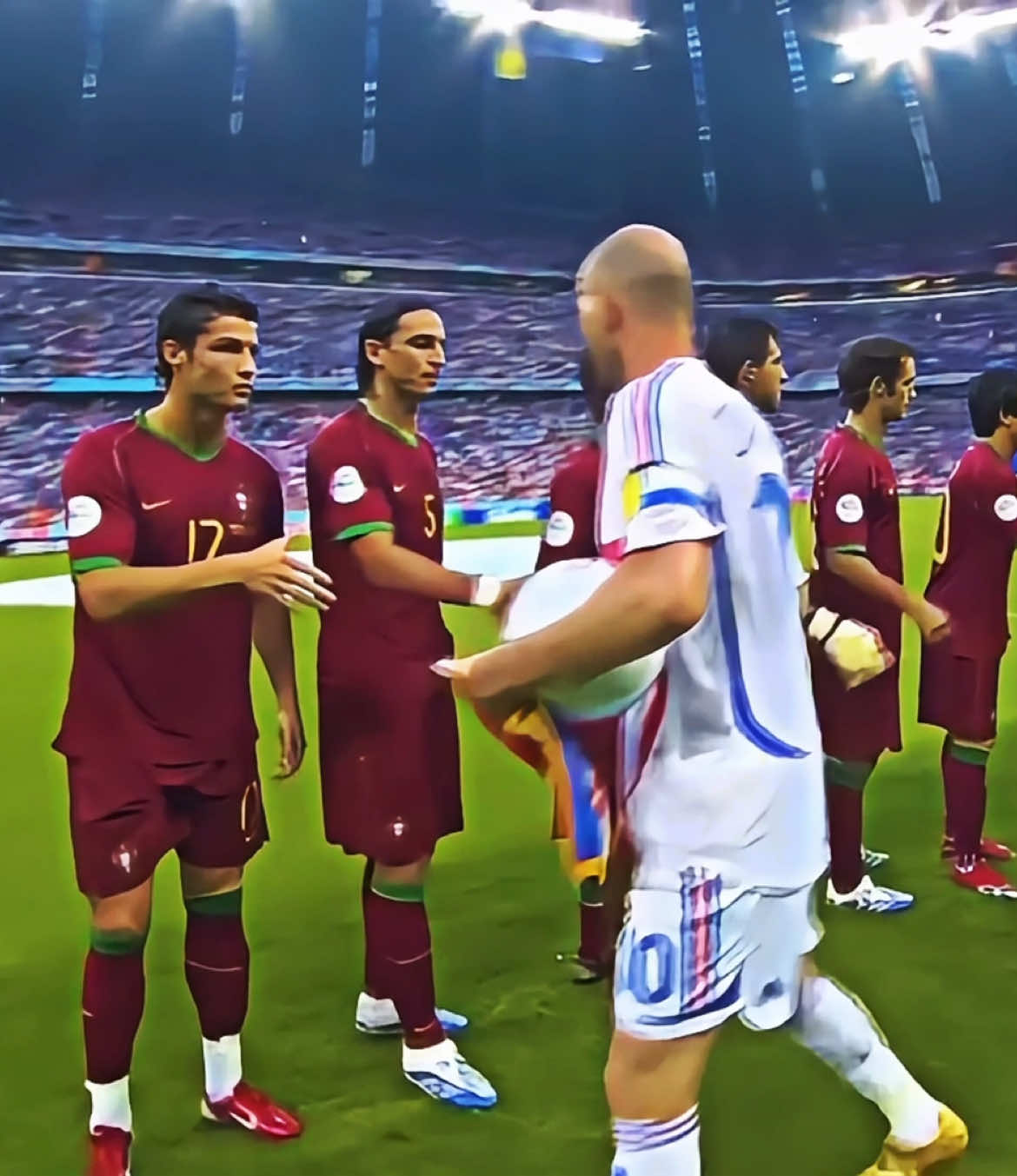 Quando o jovem Cristiano Ronaldo teve a oportunidade de enfrentar o experiente Zinedine Zidane em uma semifinal de Copa do Mundo. #cristianoronaldo #zidane #nostalgia #footballtiktok 