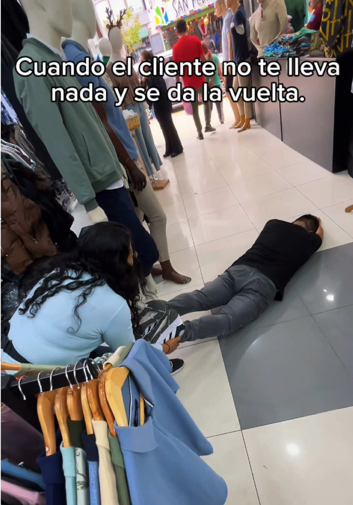 Los clientes tienen que comprar sí o sí🤣🧡 Tienda: @Strike Collection | Perú  #fyp #humor #gamarra 