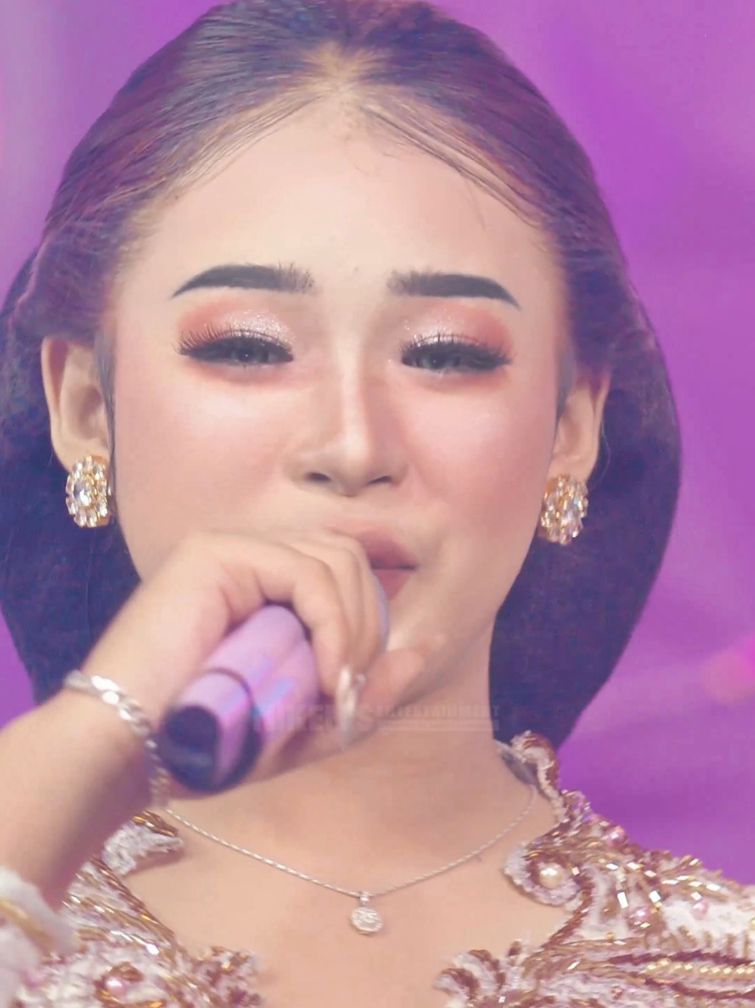 Coming Soon . .  Senin, 9 Desember 2024 Pukul 13.00 WIB Tombo Kangen - Niken Salindry @nikensalindryrealll  Stay Tuned On Youtube Channel Kembar Music Digital @kembarmusicdigital  . #nikensalindry #nikensalindryterbaru #nikensentertainment #nikensmusicdigital #sanidynusantara #sanidylampung #kembarmusicdigital 