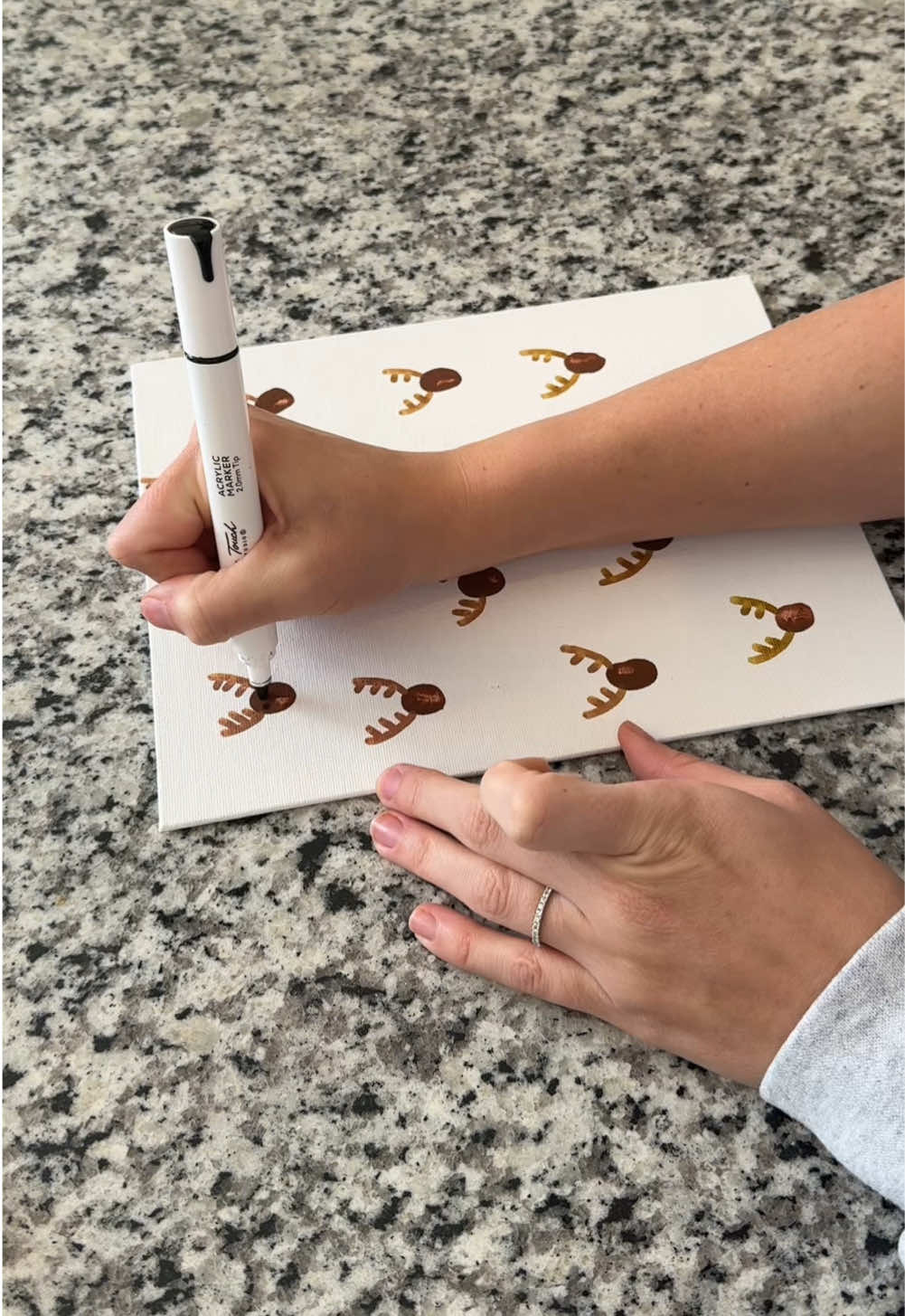 Our favorite gifts to give are the sweet personalized crafts 🎁🎄 #toddlerchristmascraft #christmascraft #christmasgift #toddlercrafts #toddlercraftideas #personalizedgifts #sentimental #fingerprintcraft 