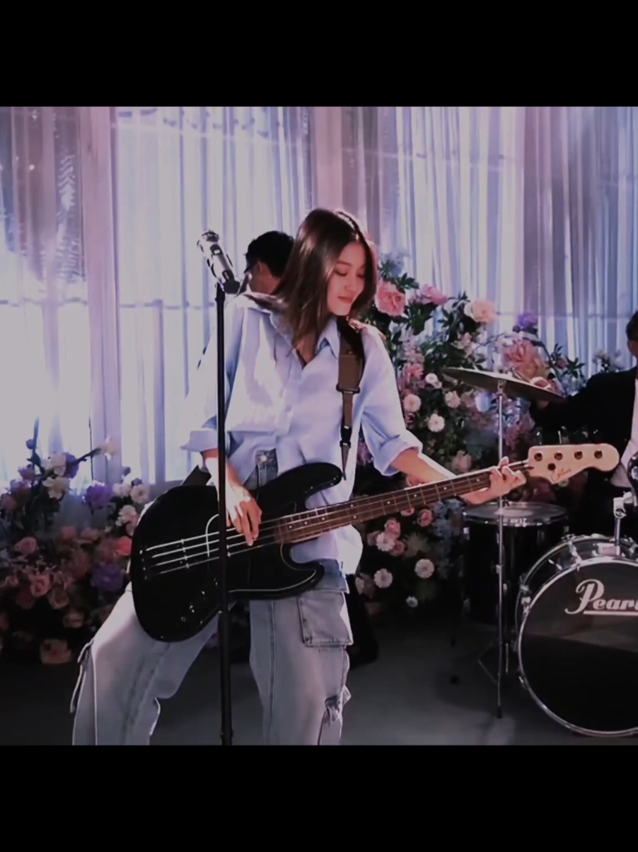 namtan tocando baixo 🫦 #foryoupagе #gltailandes #namtanfilm #gmmtvofficial #pluto #fyp #namtan #guitar #gl @Namtan Tipnaree 