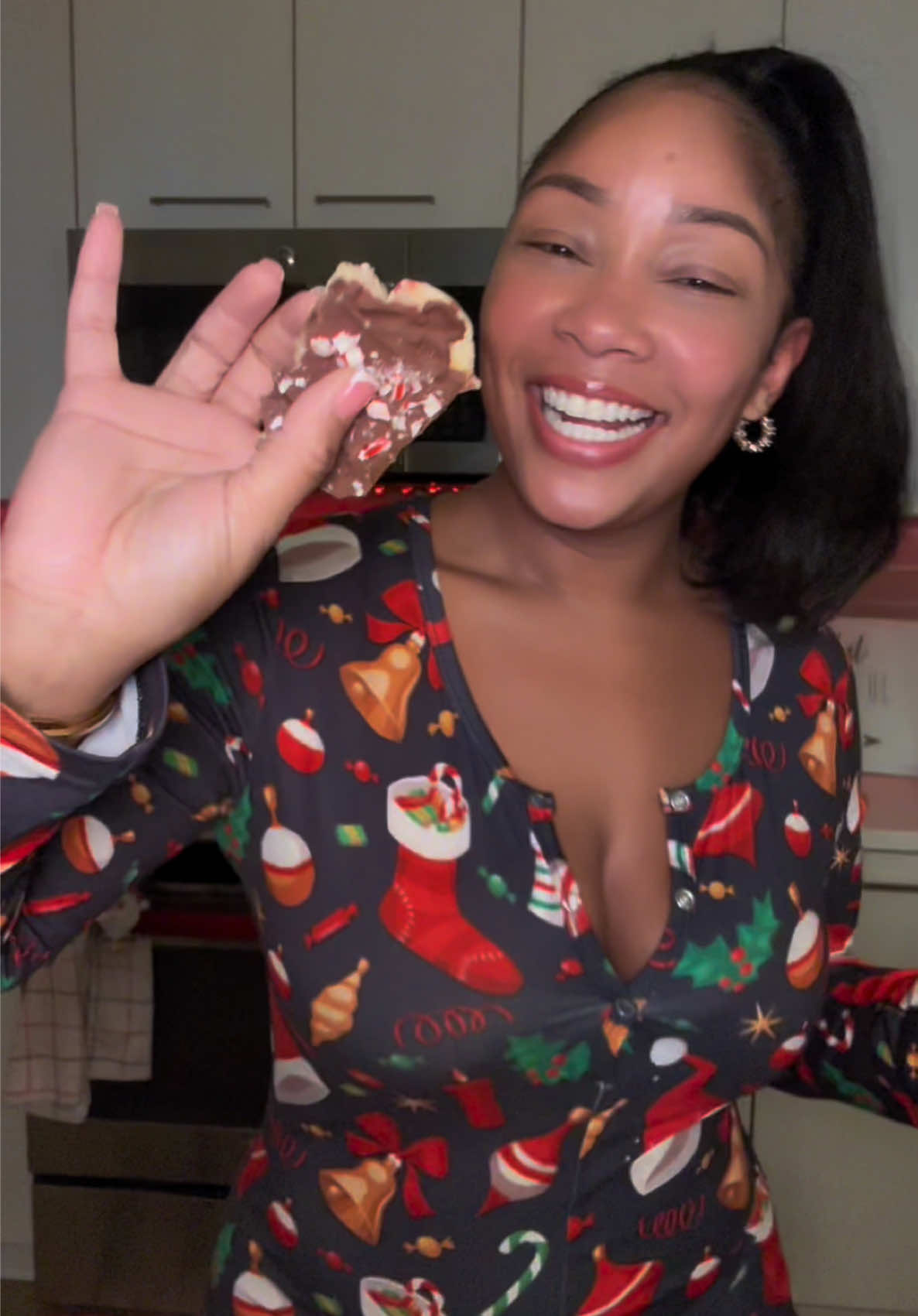 Hey y’all 👋🏽 Check out this tasty freezer-friendly low-fat snack I made. I named it “Candy Bark” 😊  **Ingredients:**  - 1 banana  - Peanut butter  - Melted chocolate  - Peppermint candy  **Instructions:**  1. Start by slicing the banana into thin rounds and laying them out on some parchment paper.  2. Next, spread a generous layer of peanut butter over each banana slice, then pop them in the freezer while you melt the chocolate.  3. After about 30 minutes, take the banana slices out and cover them completely with the melted chocolate.  4. Sprinkle some peppermint candy on top for that extra festive touch!  5. Finally, return everything to the freezer for 2-3 hours until it’s nice and firm.  Y’all welcome ☺️ ONESIE FROM WeStayPretty.com 