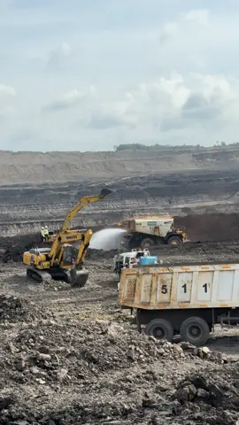 #tambangbatubara #tambanghitz #kulitambangbatubara #storytambangbatubara #anaktambang #jiwakulidilarangsakit #lensatambang #druvermuda #operatormuda #hd785 #operator_excavator #excavator #dozer #hino #xyzbca #fyp #fypシ #tanjungenim 